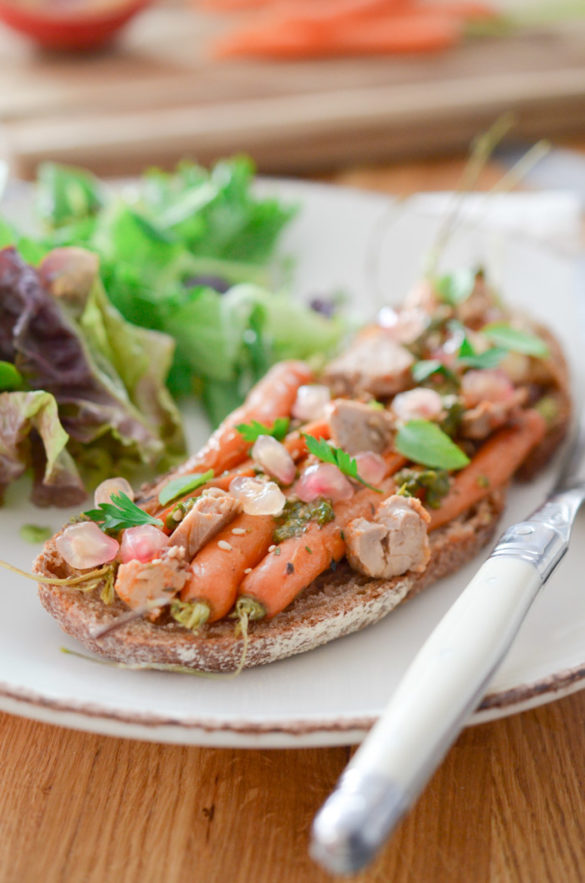 Tartines aux carottes rôties foie de morue et grenade Les Pépites de