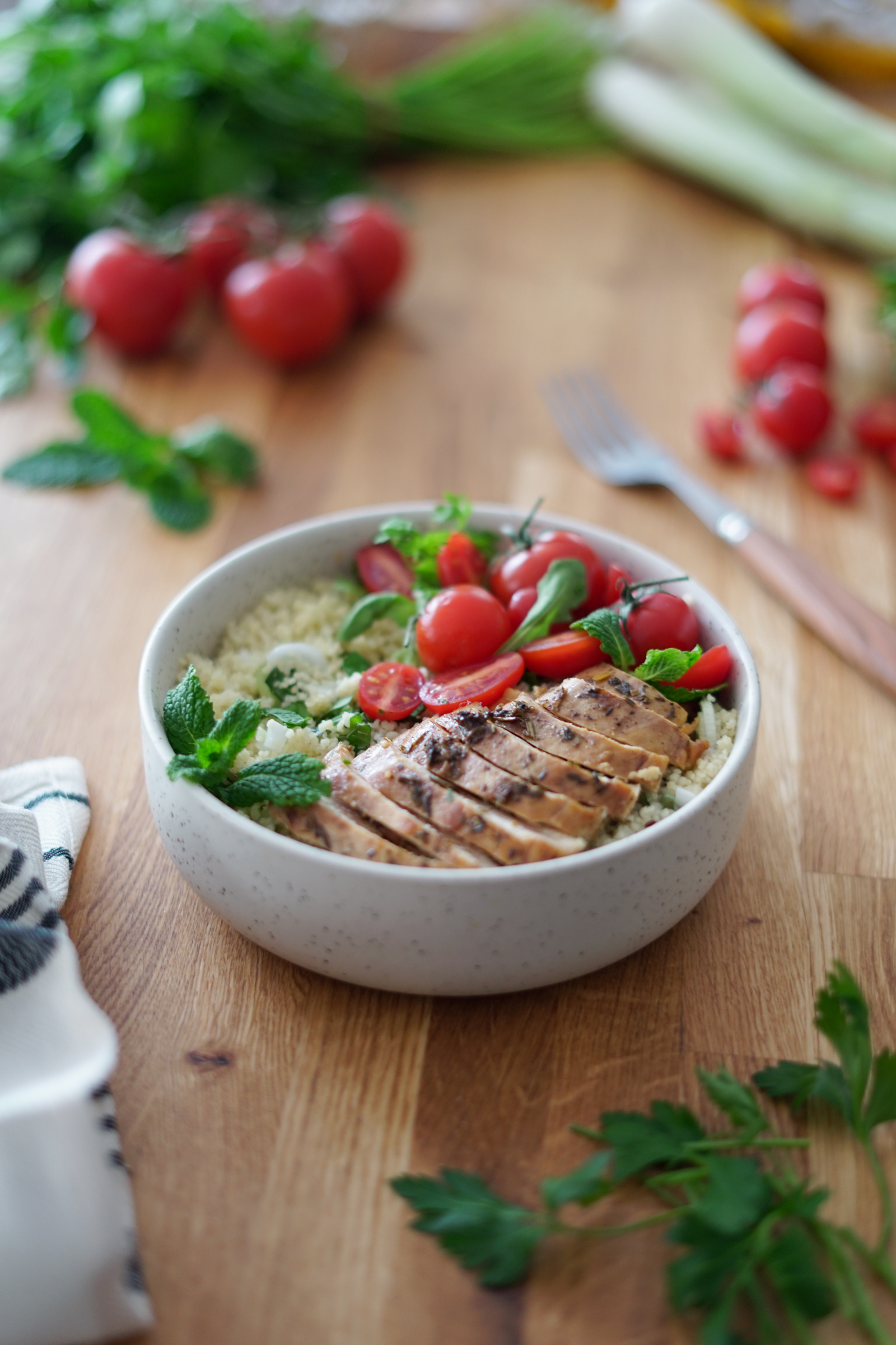 Salade De Poulet Aux Herbes Et Aux Tomates Cerises Mon Couscous Bowl