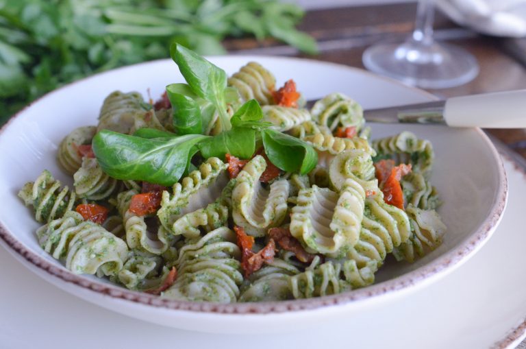 Salade de pâtes à la mâche et tomates séchées : Recette de Salade de pâtes  à la mâche et tomates séchées