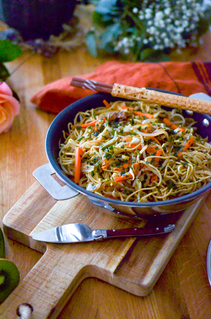 Wok De Nouilles Au Poulet Et Aux Pousses De Haricots Mungo - Les ...